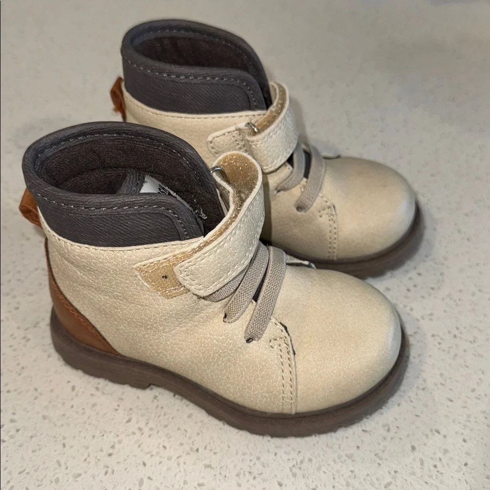 OSHKOSH B'GOSH Boy's Felipe Fashion Boot Size 6M